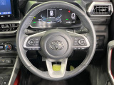 インテリアに合わせたデザインのステアリングは、運転される方のことも考え、運転しやすい形状、大きさです。是非一度、実際に触ってお確かめください。