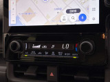 オートエアコンは温度を設定するだけで、自動で風量などを設定してくれます。運転しながら操作も必要ないので、安全性も向上します。
