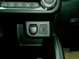 運転席にはUSB電源(タイプA)とシガーソケット電源がございます。