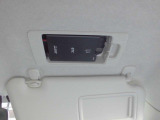 ETC車載器は運転席頭上のサンバイザー裏に隠れて装着されております。カードの出し入れがし易くて便利です。