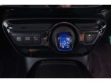 軽い力でシフトチェンジできる電子制御式シフトです。