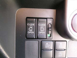 両側電動スライドドアを装備しています。狭い駐車場でも安全に開閉でき、さらに間口が広く乗り降りもし易いですよ。