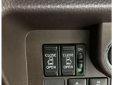 【両側パワースライドドア】両側がパワースライドドアになっており、運転席のスイッチやスマートキーでも開閉が可能です!開口部も広いので乗り降りも楽々♪