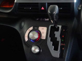 車内を快適に、オートエアコンを装備しています。