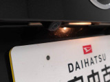 バックカメラ:運転席から見えにくい車の後方をカメラの映像を通して確認できます。駐車や切り返しが安心して行えます。(連動するナビ等の取り付けが必要になります)