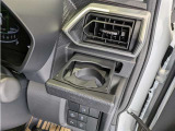 便利なカップホルダーを装備しています。 缶ジュースを開けて運転していると振動で倒れないかヒヤヒヤ、意外と置き場に困るもの。 意外に重要な装備ですね。