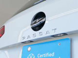 バックカメラ始動時にはVWのエンブレムが動いてカメラがボディの中心位置で映し出します。
