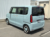 コンビネーションランプを高い位置に配置、後続車に見やすいデザインで安全にも配慮。