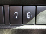 運転席から左右のスライドドアを電動で開閉できるスイッチを備えています。狭い駐車場での乗り降りや雨天時の送迎など、荷物やお子様を抱えている際にもスムーズな乗降をサポートしてくれる実用的な仕様です。