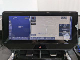 純正ナビを装備。タッチパネル式で使いやすく、お出かけもラクラクです。