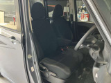 運転席まわりです。運転席からの視界が左右に広く隅々まではっきりと見渡せます!クルマの前端も把握しやすく安心して運転できます!