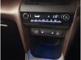 お車のキーはスマートキーです。キーを身につけた状態で車に近づき、ドアロックの解錠や施錠操作が出来ます。雨の日など両手がふさがっている時など、とっても便利ですね。