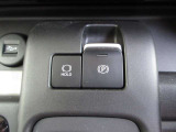 電動パーキングブレーキでワンタッチでしっかりブレーキを掛けられます。信号待ちなどでブレーキペダルを踏み続けなくてもブレーキを保持するオートホールド機能付きです。