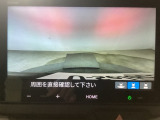 【バックカメラ】運転が苦手な方も車庫入れラクラクです!ギアをリバースに入れれば自動的に切り換わりますので、面倒な操作は不要です♪狭い駐車場もお車を傷つけず安心ですね!