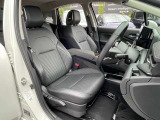 運転席はひじ掛けが付いてリラックスして運転ができます