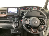 【ハンドル】運転にかかわる様々な操作を安全に行えるように視点移動が少なく操作性に配慮されたスイッチ類が凝縮されたコックピットです。