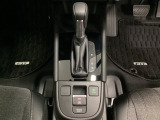 「e:HEV」搭載車です。日常シーンのほとんどをモーターで走行し、高速クルージングなどモーターよりもエンジンの方が効率が良い領域はエンジンで走行、あらゆる領域で優れた燃費走行を実現します。