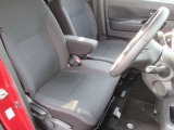 運転席には、シートリフターが付いております☆ 前後のスライドに加えシートの高さも変更出来ますので小柄な女性の方でも運転し易いポジションを取れます♪