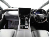 上質で落ち着いた印象のインパネ。視界も広々で運転しやすいです。