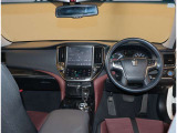 デザインもよく、居心地のよい運転席ですね。分かりやすいスイッチ類ですから操作もしやすく運転をサポートします。ぜひご来店いただき、実際にお座りいただいてステアリングを握ってみてください!