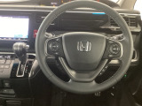 【ハンドル】運転にかかわる様々な操作を安全に行えるように視点移動が少なく操作性に配慮されたスイッチ類が凝縮されたコックピットです。