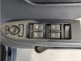 パワーウィンドウのスイッチですよ。 運転席に居ながら窓を開け閉めのコントロールできますよ。 ロック機能で、子供がイタズラして窓を開けるという事も無くなりますよ。