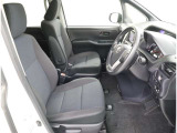 運転席・助手席共に肘かけ付きで、ゆったりとしたドライビングが楽しめます。