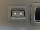 【パワーバックドア】スマートキーや運転席のボタンを押すだけでリアゲートが自動で開閉します!荷物を持っている時や、高い位置にあるバックドアを閉める際に便利な機能です♪