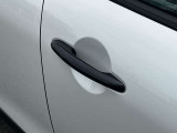 【スマートキー】車両のキーをカバンやポケットに入れたまま、お車の開閉が可能で御座います。お車の前に立ってキーを探す必要が御座いません。