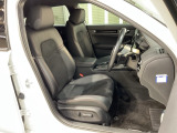 運転席は電動シート付です。細かな動きでドライバーに合わせたポジションを設定できます。