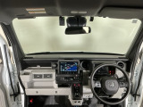 【前方視界】開放的な前方視界!運転がしやすく疲れにくいです♪窓が大きく、見通しがとっても良いおクルマですよ♪