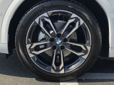 BMW純正19インチホイール。洗練されたデザインで、足元の個性を引き立てます。