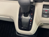 自然に手が届く距離に配置されたシフトレバー。
