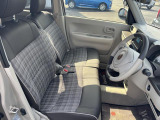 フロントシートはベンチシートです。インパネシフトで足元は広々。運転席と助手席はウォークスルーできます。