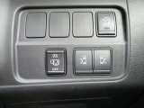 運転席の操作部。左右スライドドアの開閉も出来ます。