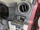 便利なカップホルダーを装備しています。 缶ジュースを開けて運転していると振動で倒れないかヒヤヒヤ、意外と置き場に困るもの。 意外に重要な装備ですね。