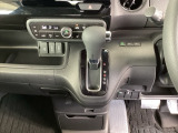足元スッキリ、インパネシフトです。パーキングブレーキはフットブレーキタイプなので、運転席と助手席の間がスッキリしています。