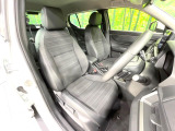 運転席まわりには十分なスペースがあり、大柄な方でもゆったり運転していただける環境です。
