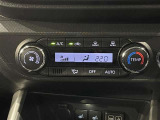 【オートエアコン】一度お好みの温度に設定すれば、車内の温度を検知し風量や温度を自動で調整してくれます。