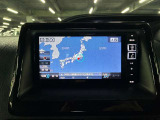 ディスプレイオーディオやカーナビは、現代のドライブにおいて欠かせない装備のひとつです。初めての場所でも迷いにくく、快適なルート案内で運転をサポートします。移動中のエンターテインメント性も高まります。