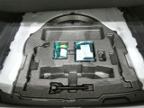 パンク修理剤とエアーポンプのセットです。スペアタイヤは装備していませんが空いたスペースを小物入れとして使用できます