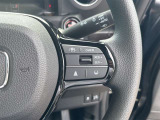 【クルーズコントロール】アクセル操作なしで一定速度を保つ機能。先行車との距離を自動調整する追従型が主流で、高速走行時の疲労を劇的に軽減します。長距離移動が多いお客様への商談では必須の快適装備です。