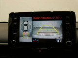 車両全体を上から表示し車両周囲を確認する事が出来るので、狭い駐車場等で重宝する装備です もちろんバックモニターとしての機能もございます