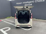 シートの背もたれを両方倒すと、より大きな荷物を積めるスペースになります。