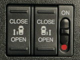 【両側パワースライドドア】両側がパワースライドドアになっており、運転席のスイッチやスマートキーでも開閉が可能です!開口部も広いので乗り降りも楽々♪