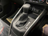操作しやすいATシフトです♪シフトチェンジを気にしなくていいので運転だけに集中できますね!自然と手に届くところにある、手になじむ形状のシフトノブがいいですね♪