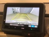 リバースギアに入れるだけで後方の表示へ切り替わります。夜間や雨の日の駐車も楽になりますよ。