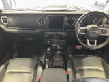シンプルで無骨なデザインが魅力の車内。丸型エアベントと堅牢なスイッチ配置がオフロード感を強調し、直感的に操作できる配置も好印象。質感の高いシートと視認性の良いメーターで長距離でも快適にお楽しみ頂けます