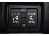 両側電動スライドドアです。ハンドル付近に開閉スイッチがあるので、運転席からも操作が可能です。