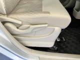 運転席は前後にスライドするだけでなく、シートの高さも調整出来るんです!自分の身長に合った運転姿勢を確保できると嬉しいですね!!